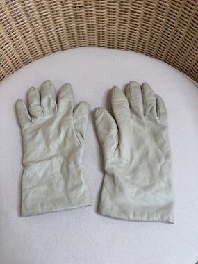 Vintage Women’s Cream Color Leather Gloves Size 8
